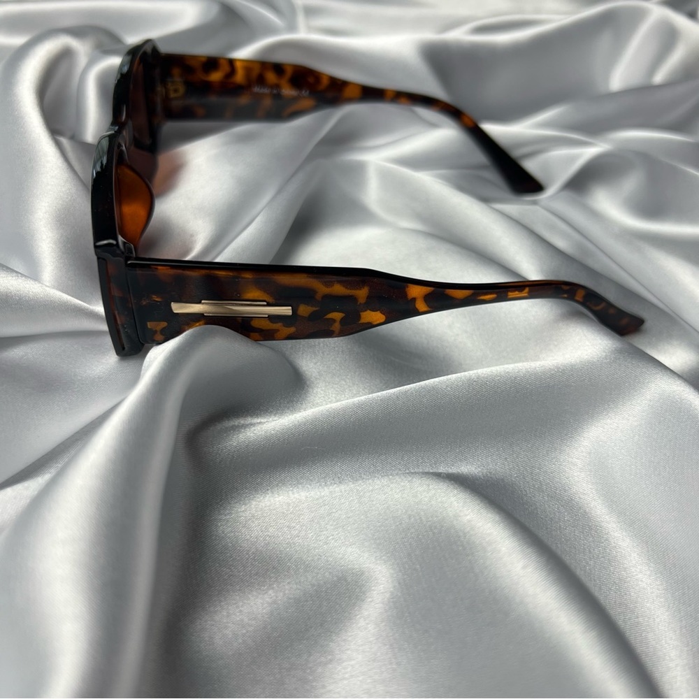 Women’s Rectangle Retro Thick Frame Cat Eye Sunglasses - Picture 6 of 6